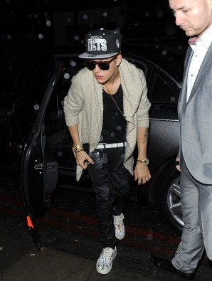 Justin Bieber comemora aniversário de 19 anos com modelos em Londres